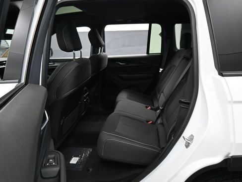 Used 2025 Jeep Grand Cherokee Laredo X RWD image 27