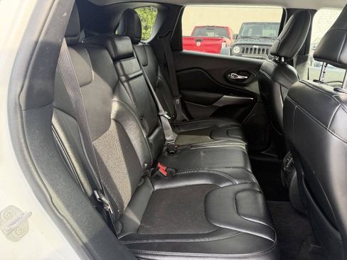 Used 2019 Jeep Cherokee Latitude Plus w/ Cold Weather Group AWD/4WD image 9
