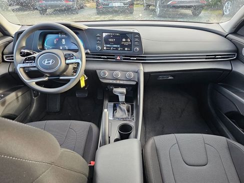 Used 2025 Hyundai Elantra SE image 15