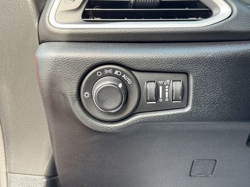 Used 2025 Chrysler Voyager LX FWD image 31