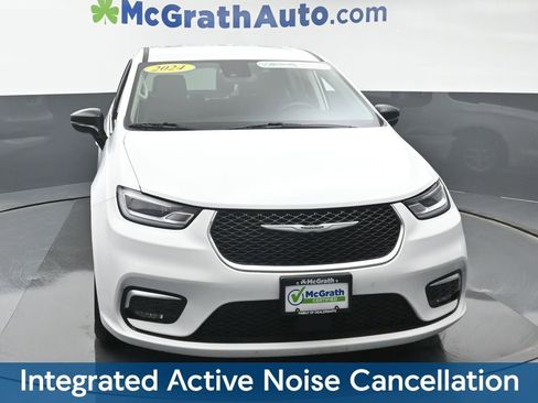 Used 2024 Chrysler Pacifica Touring-L image 4