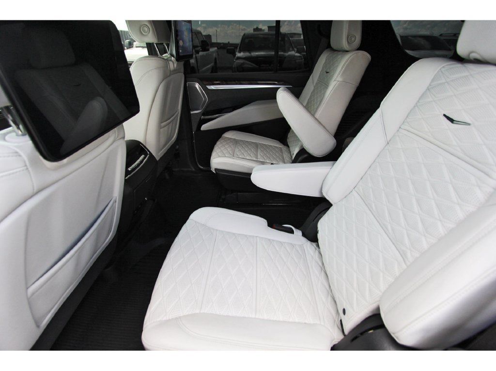 Used 2026 Cadillac Escalade Platinum Sport w/ LPO, ONYX Package AWD/4WD image 7