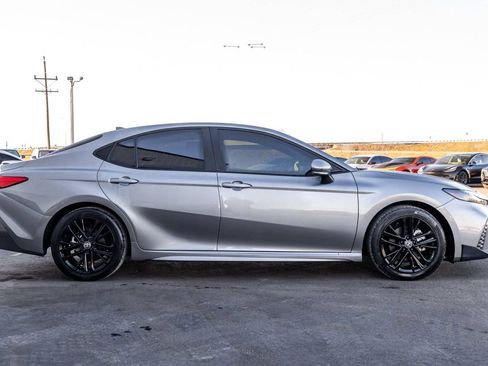 Used 2025 Toyota Camry SE w/ Convenience Package image 4