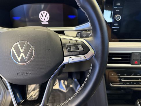 Certified 2025 Volkswagen Taos SE w/ Panoramic Sunroof Package FWD image 16
