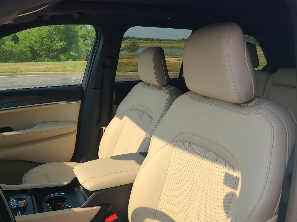 New 2026 Jeep Grand Cherokee Limited w/ Luxury Tech Group II AWD/4WD image 16