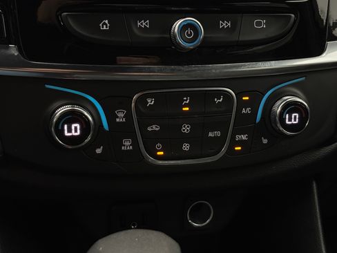 Used 2023 Chevrolet Traverse LT FWD image 25