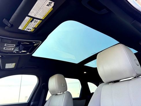 Used 2018 Land Rover Range Rover Velar R-Dynamic SE image 15