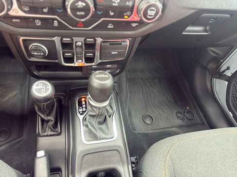 Used 2024 Jeep Gladiator Sport AWD/4WD image 17
