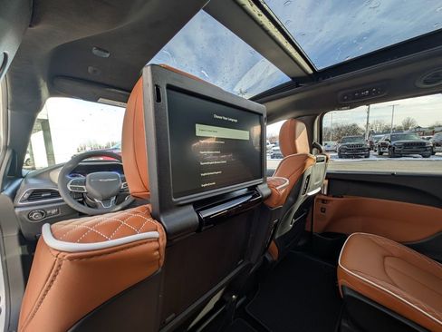 New 2026 Chrysler Pacifica Pinnacle w/ Trailer Tow Group AWD/4WD image 5