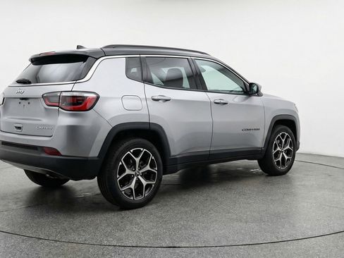 Used 2025 Jeep Compass Limited image 9