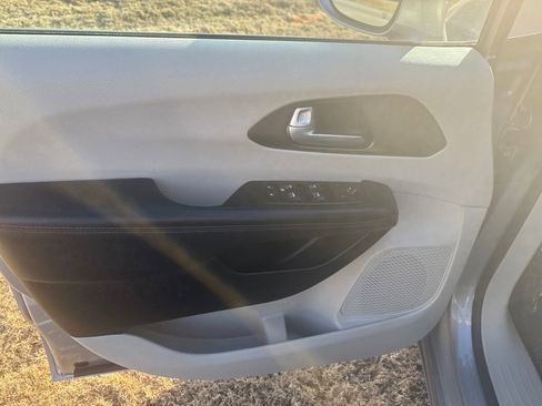 Used 2017 Chrysler Pacifica Touring-L Plus w/ Tire & Wheel Group image 12