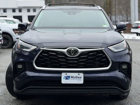 Used 2022 Toyota Highlander XLE image 2
