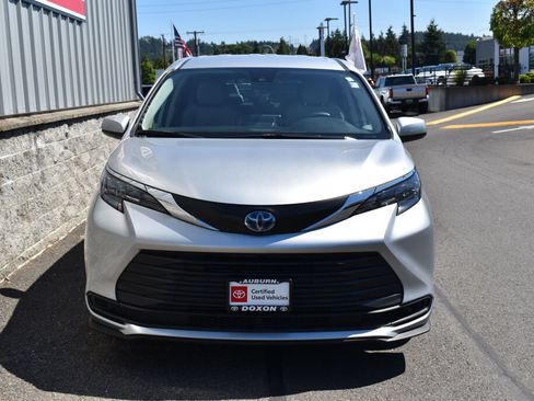 Certified 2024 Toyota Sienna LE AWD/4WD image 2