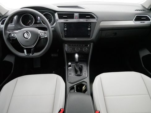 Certified 2021 Volkswagen Tiguan SE w/ Panoramic Sunroof Package image 10