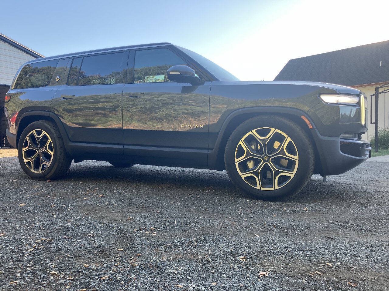 Used 2025 Rivian R1S Adventure Dual AWD/4WD image 2