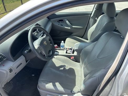 Used 2010 Toyota Camry LE image 4