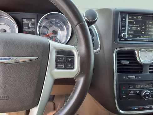 Used 2015 Chrysler Town & Country Touring-L FWD image 20