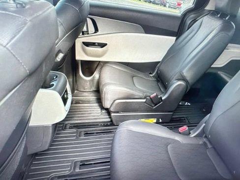 Used 2024 Kia Carnival LX FWD image 14