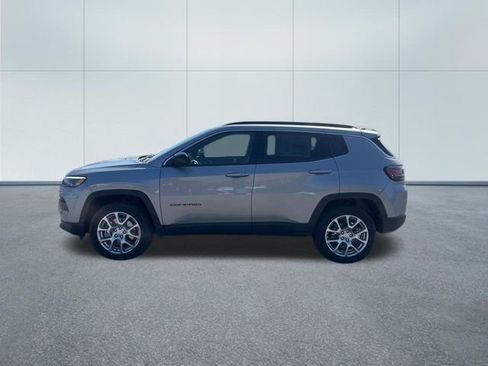 Used 2023 Jeep Compass Latitude w/ Sun and Sound Group AWD/4WD image 5
