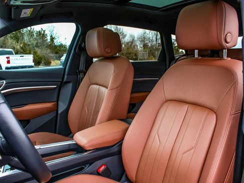 Used 2022 Audi e-tron Premium w/ Convenience Plus Package image 33