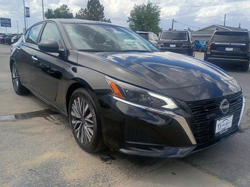 Used 2025 Nissan Altima 2.5 SV FWD image 4