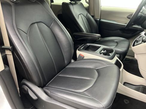 Used 2024 Chrysler Pacifica Touring-L FWD image 23