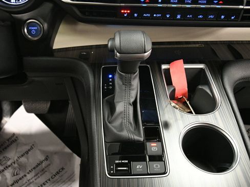 Certified 2023 Toyota Sienna Platinum AWD/4WD image 18