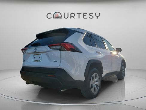 Used 2021 Toyota RAV4 LE image 3
