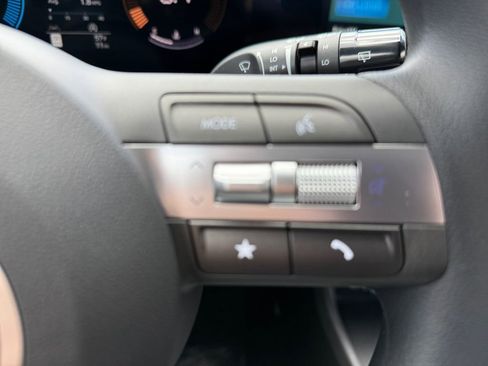 Certified 2025 Hyundai Kona SE image 17