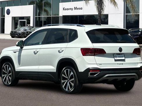 Used 2023 Volkswagen Taos SE w/ Panoramic Sunroof Package FWD image 6
