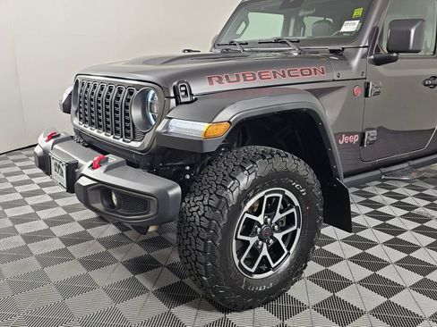 Used 2025 Jeep Wrangler Unlimited Rubicon w/ Convenience Group AWD/4WD image 8