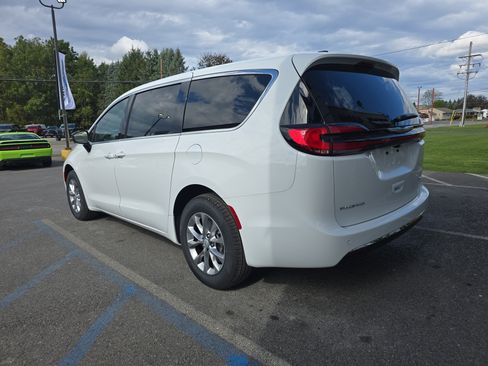 New 2026 Chrysler Pacifica Select image 6