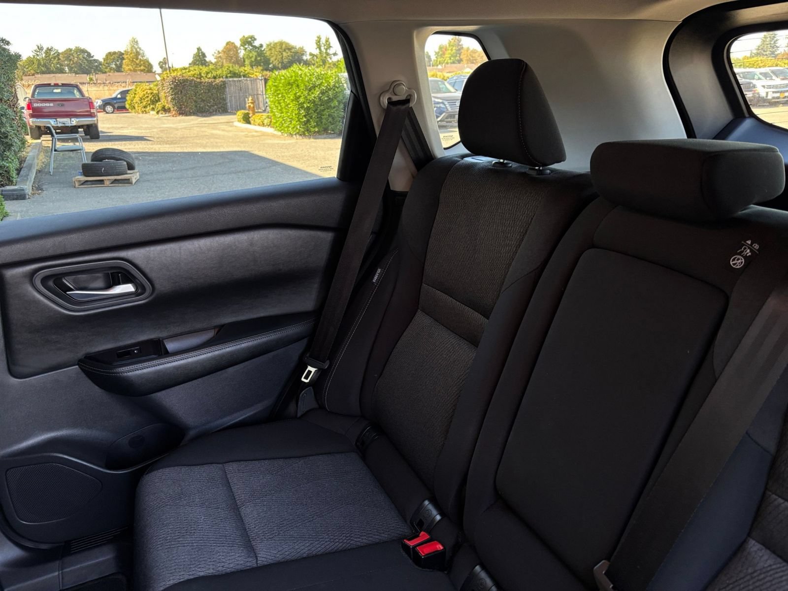 Used 2025 Nissan Rogue SV AWD/4WD image 40