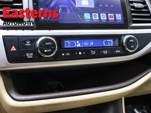 Used 2018 Toyota Highlander Plus AWD/4WD image 19