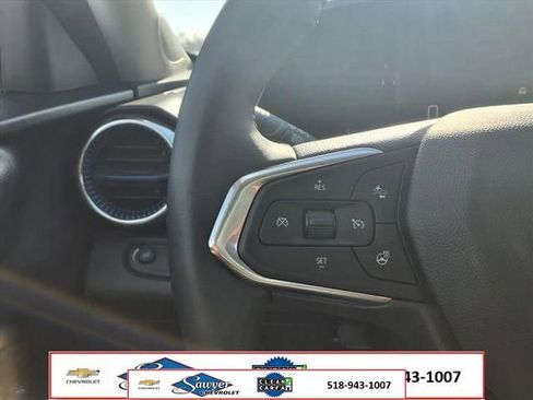 Used 2025 Chevrolet Trax LT w/ LT Convenience Package FWD image 16