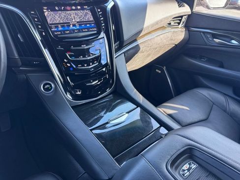 Used 2017 Cadillac Escalade Platinum AWD/4WD image 39
