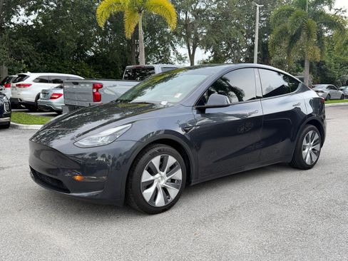 Used 2024 Tesla Model Y Long Range AWD/4WD image 3