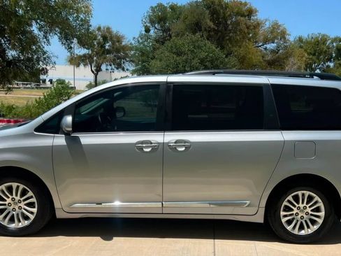 Used 2015 Toyota Sienna XLE w/ XLE Navigation Package FWD image 9