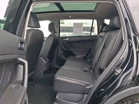 Used 2023 Volkswagen Tiguan SE w/ Panoramic Sunroof Package AWD/4WD image 10