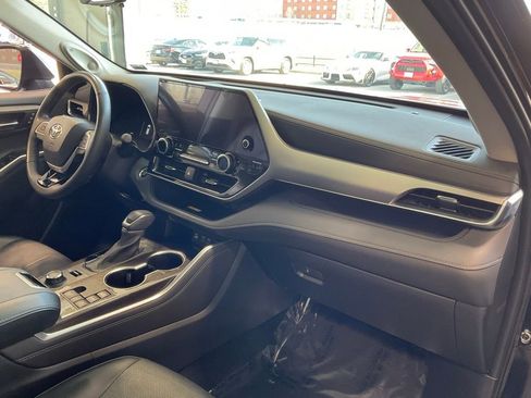 Used 2024 Toyota Highlander Platinum image 17