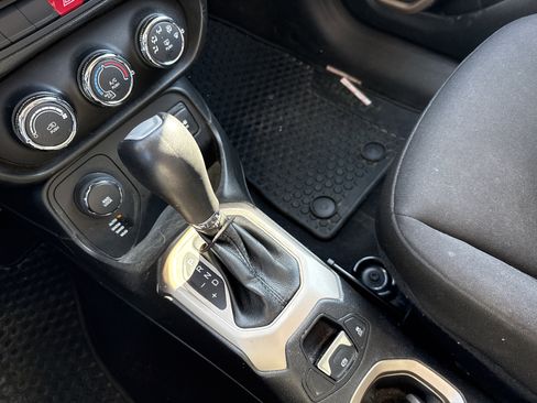 Used 2016 Jeep Renegade Latitude w/ Cold Weather Group image 23