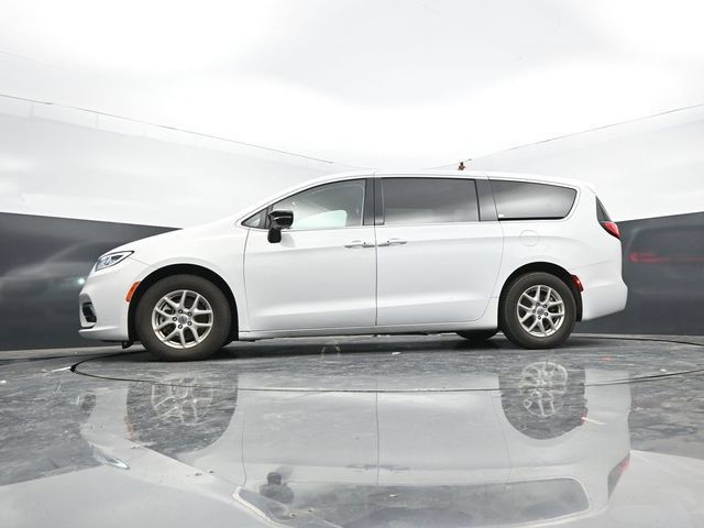 Used 2024 Chrysler Pacifica Touring-L FWD image 43