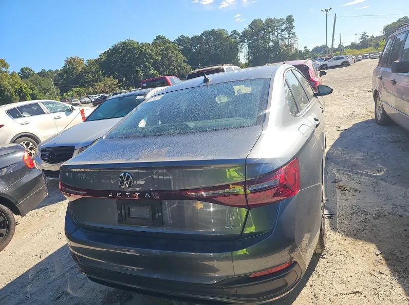 Used 2025 Volkswagen Jetta SE FWD image 5