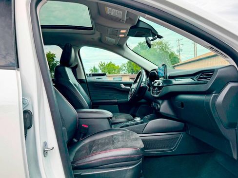 Used 2022 Ford Escape SEL w/ SEL Stealth AWD Package image 9