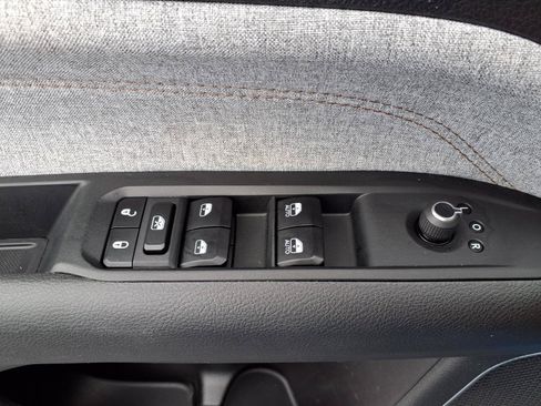 Used 2023 Jeep Compass Latitude w/ Sun and Sound Group AWD/4WD image 18
