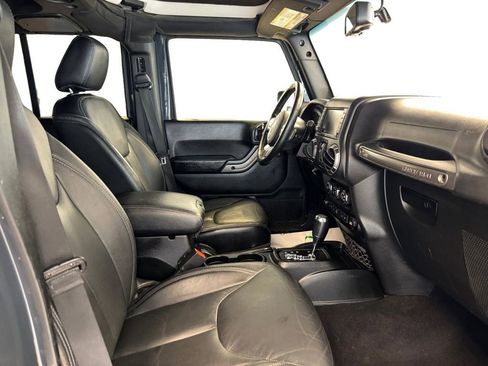 Used 2018 Jeep Wrangler Unlimited Sahara w/ Max Tow Package AWD/4WD image 17