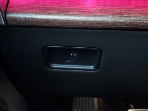 New 2025 Land Rover Range Rover SE image 13