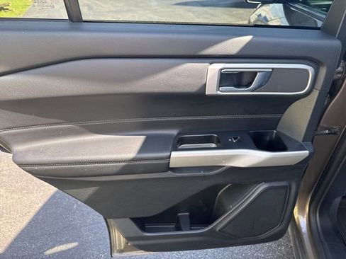 Used 2021 Ford Explorer XLT w/ Equipment Group 202A AWD/4WD image 11