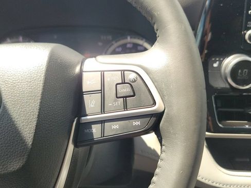 Used 2022 Toyota Highlander XLE FWD image 24