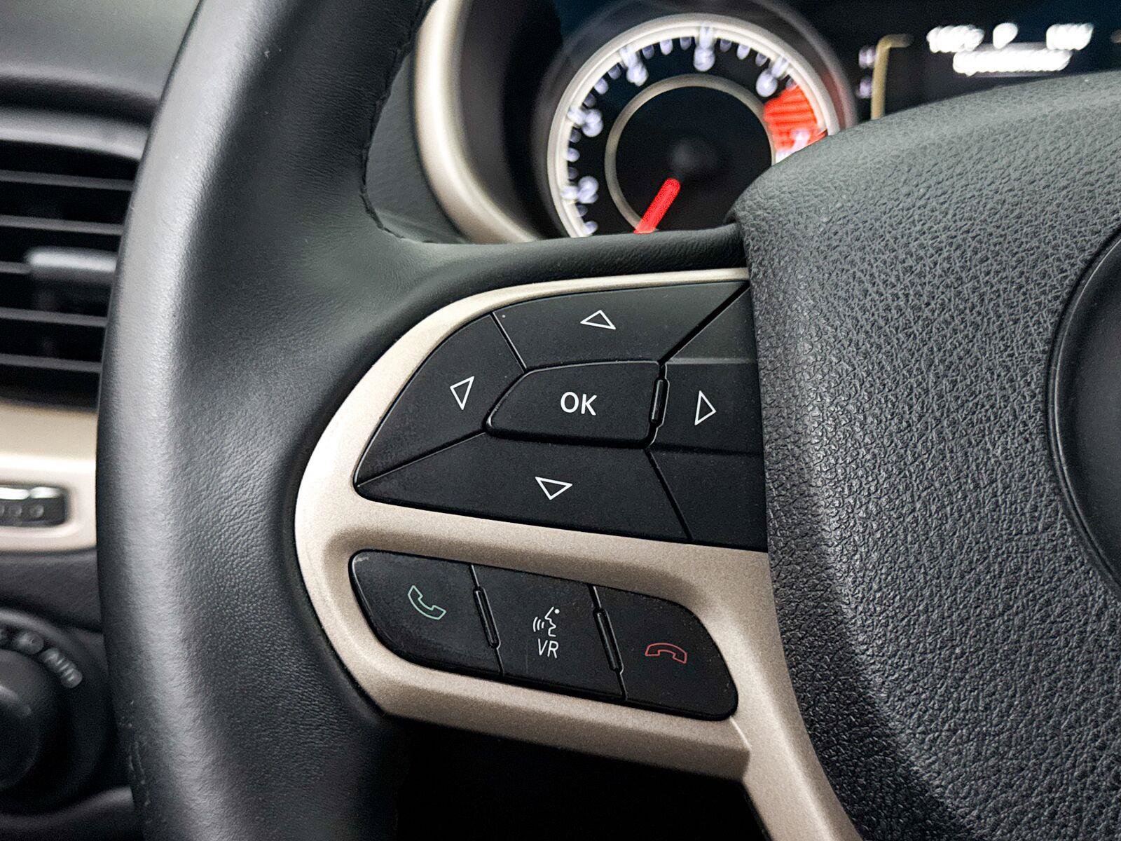 Used 2017 Jeep Cherokee Latitude w/ Comfort & Sound Group FWD image 25